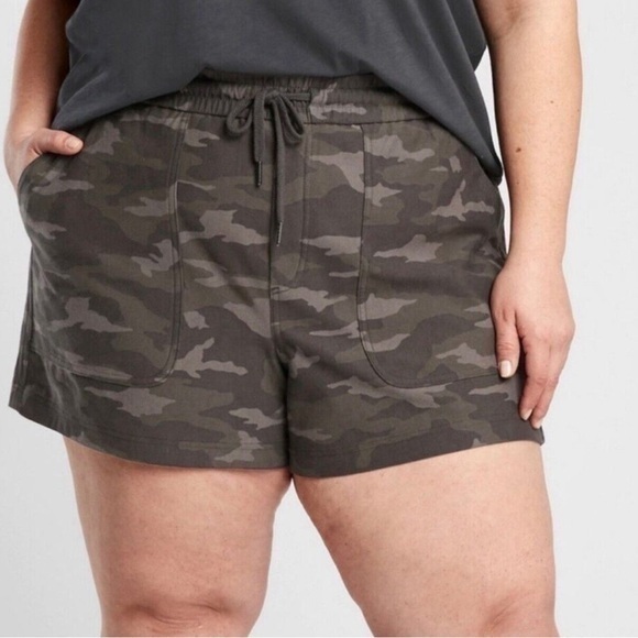 Athleta Pants - Athleta CAMO FARALLON SHORT